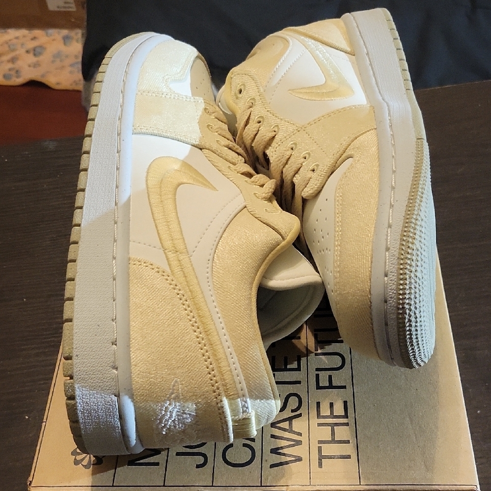Jordan 1 Low SE "Team Gold" (Womens) Womens 10 Mens 8.5 NWT W/OG BOX - Picture 7 of 10